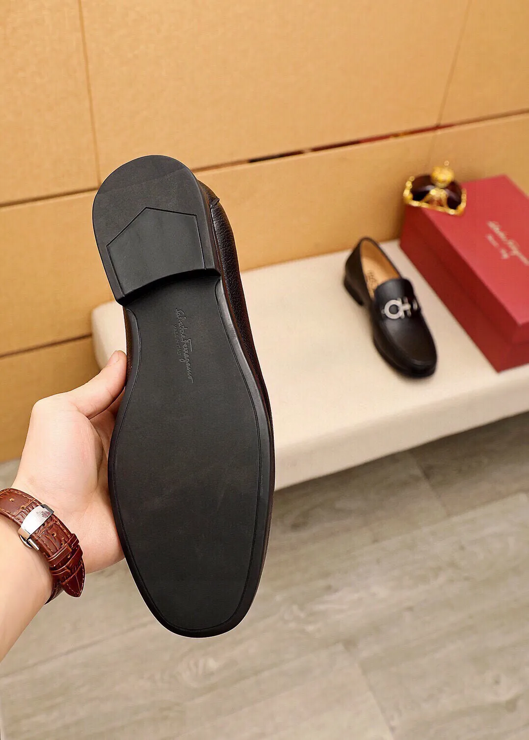 Men's shoes 💰480 💐 Product trademark: Ferragamo "Ferragamo" casual leather shoes Regular size: 38-44 (45🉑️customized) Product materials: Selected imported first-layer pebbled cowhide leather upper + luxury hardware buckle, imported water-dyed cowhide leather lining. Strong three-dimensional visual effect, original outsole color: 4⃣️seed leather materials available